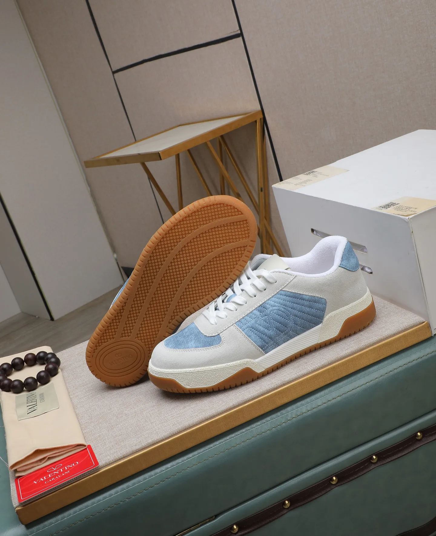 Men's shoes 💰740【Valentino】Couples model, size: Men's model 39-44 (45 customized) Valentino Valentino Couple model Joie de Jouer series Velcro Thick sole Bread shoes Couple model Casual sports shoes White shoes Original purchase and development Production Joie de Jouer series The style is simple but not out of style. The pure white base is paired with fresh green and soft beige, and the unique Velcro design highlights your personality. Every detail tells fashion and quality. Wear it, take a confident step, and start the trend journey. Delivered in exquisite packaging🛍📦 ▪️Material: Original custom imported first-layer cowhide ▪️Inner lining: Original custom made soft sheepskin lining ▪️Outsole: Original open-molded non-slip TPU material ▪️Sole thickness: 3.5CM